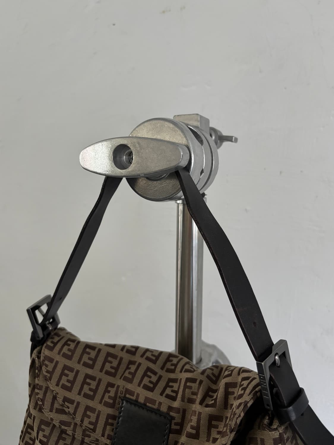 Fendi 펜디 FF 로고 블랙 버클 미니 숄더백 상품이미지3