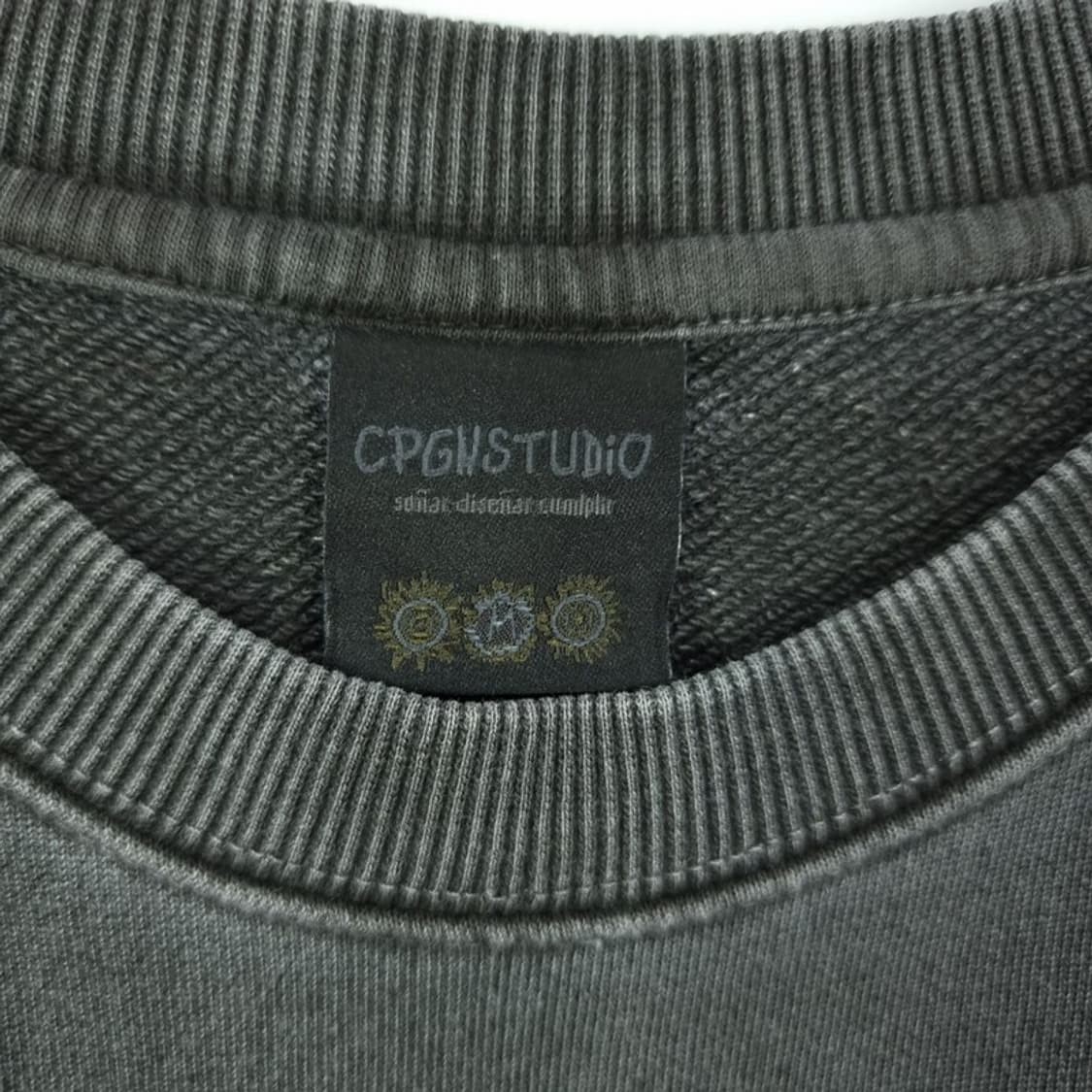[꼼파뇨] 그래픽 프린팅 빈티지 워시드 오버핏 맨투맨 챠콜 M19303 상품이미지7
