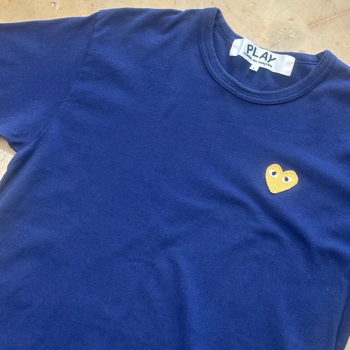 🫶🏻 꼼데가르송 옐로우 하트 와펜 Navy 반팔티셔츠 🫶🏻 상품이미지2