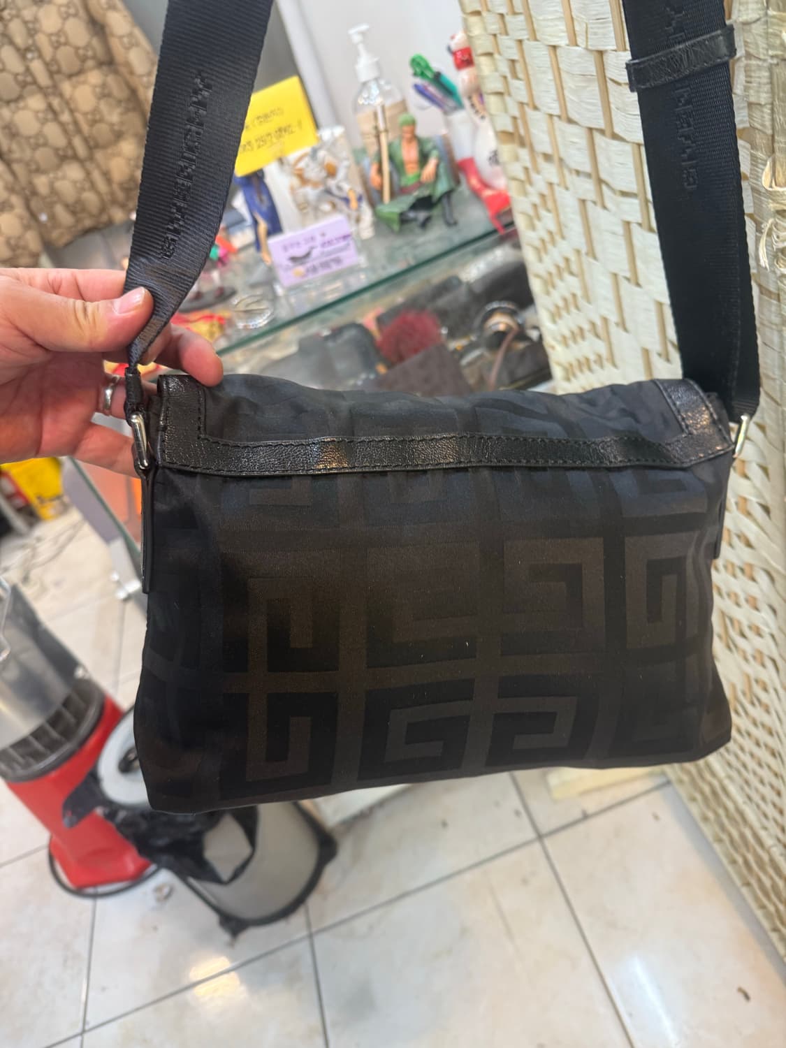 정품 지방시 시그니처 크로스백 팝니다 상품이미지4