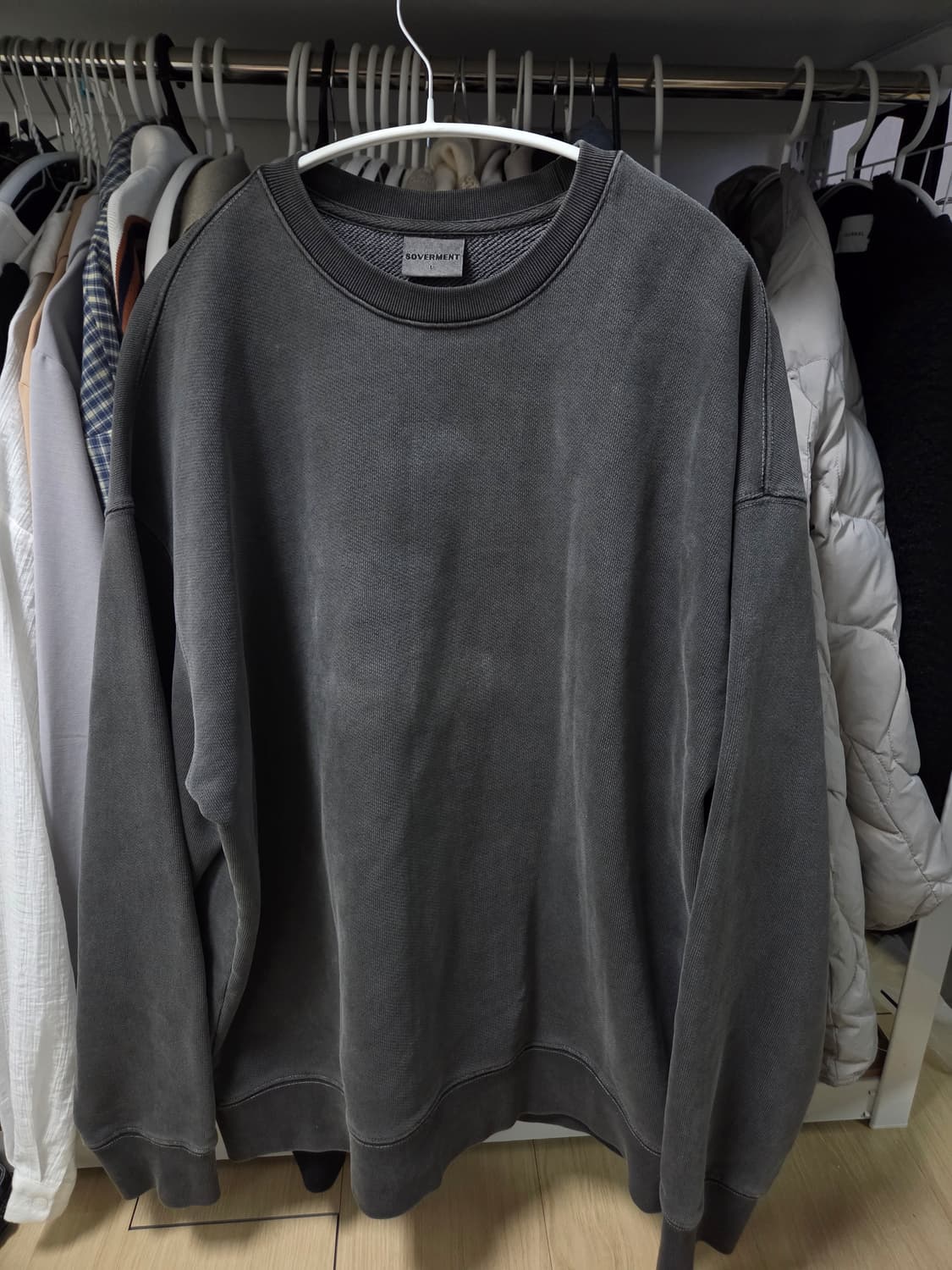 소버먼트 980g 피그먼트 맨투맨 차콜 상품이미지1