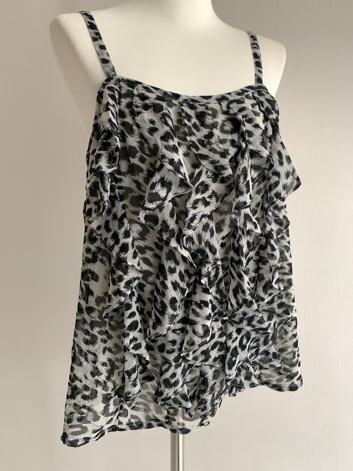 Zebra Ruffle Smocked Blouse 상품이미지4