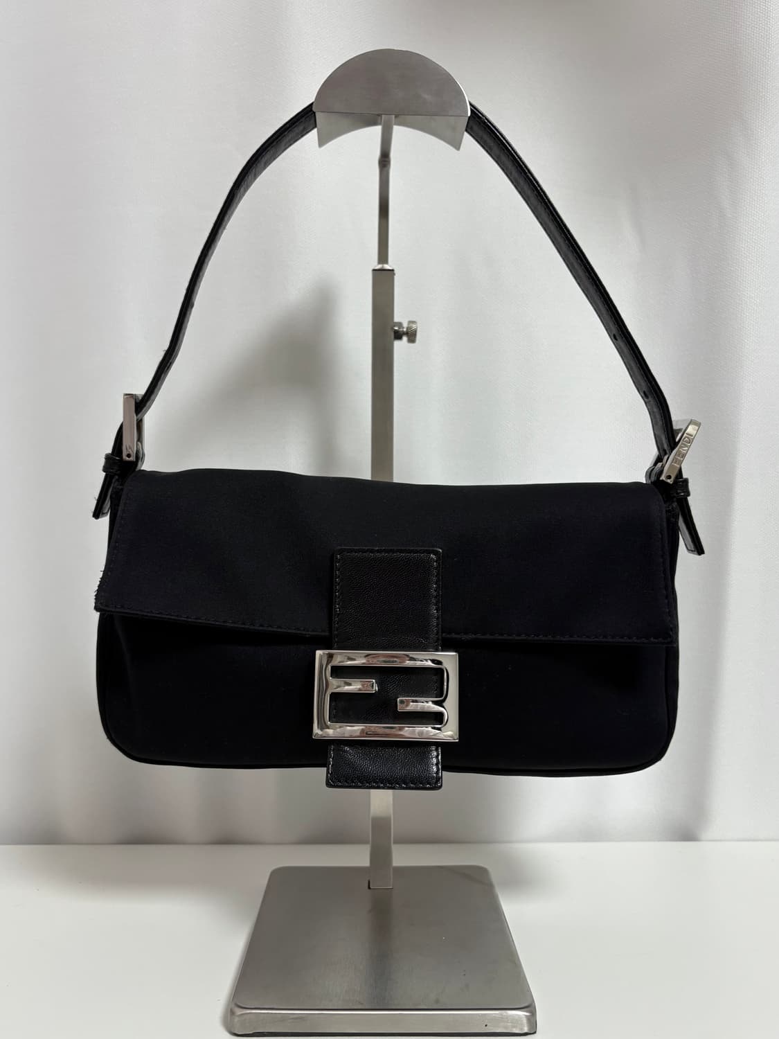 펜디 나일론 바게트백 블랙 상품이미지1