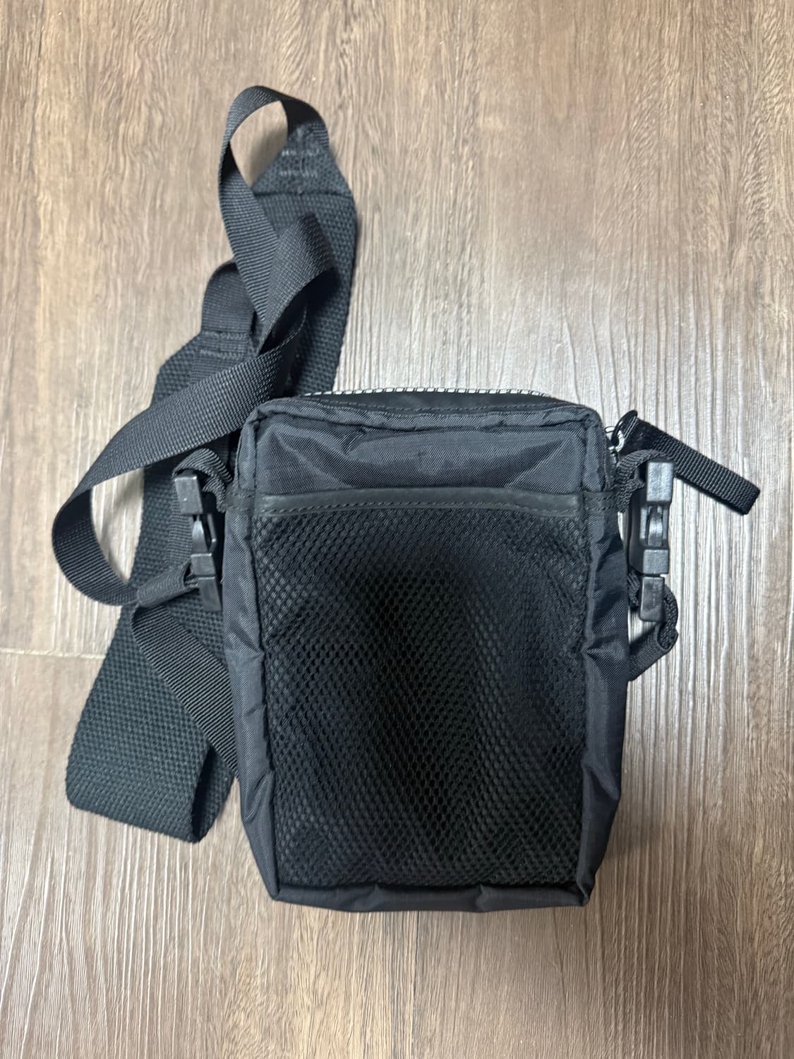 아크네 스튜디오 메탈 이모지 미니백 상품이미지4