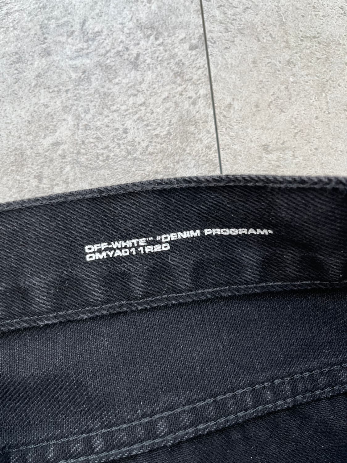 오프화이트 블랙 데님 팬츠 OMYA011R20 상품이미지4