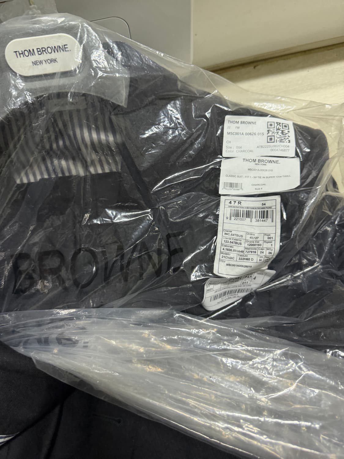톰브라운 클래식 수트 차콜 상 하의 타이 풀셋트 4사이즈 새상품 팝니다 상품이미지3