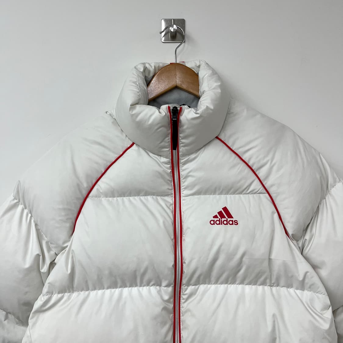 아디다스 화이트 레드 흰빨 덕다운 패딩 자켓 상품이미지4