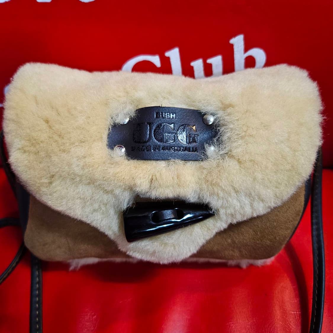 어그(UGG) 미디엄 플랩 오버 양가죽 미니백 상품이미지2