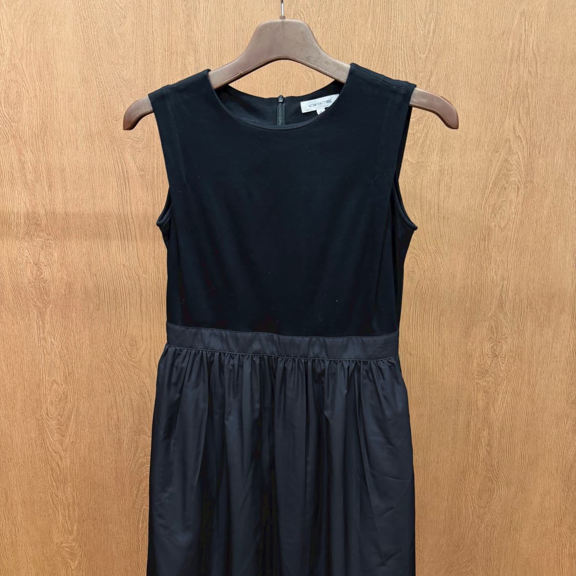 내추럴뷰티베이직 라운드넥 슬리브리스 원피스 배색 티어드 러플 디테일 블랙 상품이미지4