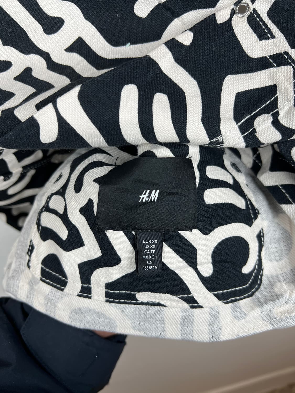 O195 H&M Keith Haring 콜라보 패턴 데님 자켓 XS 상품이미지3