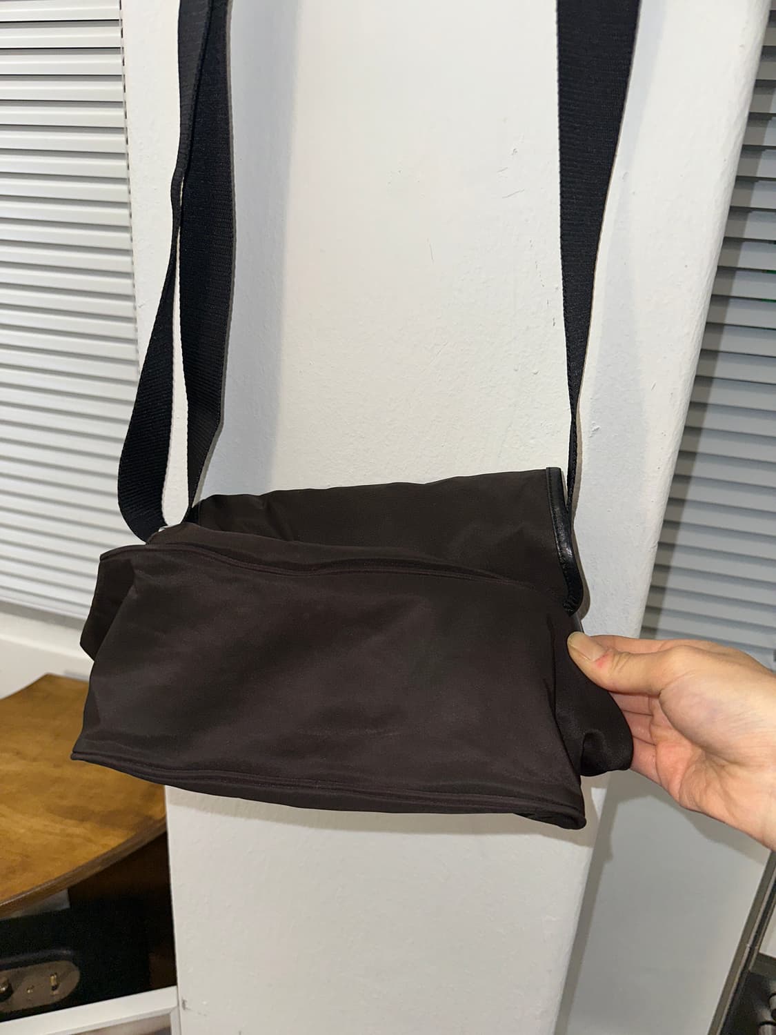 프라다 삼각로고 메신저 크로스백 딥브라운  상품이미지9