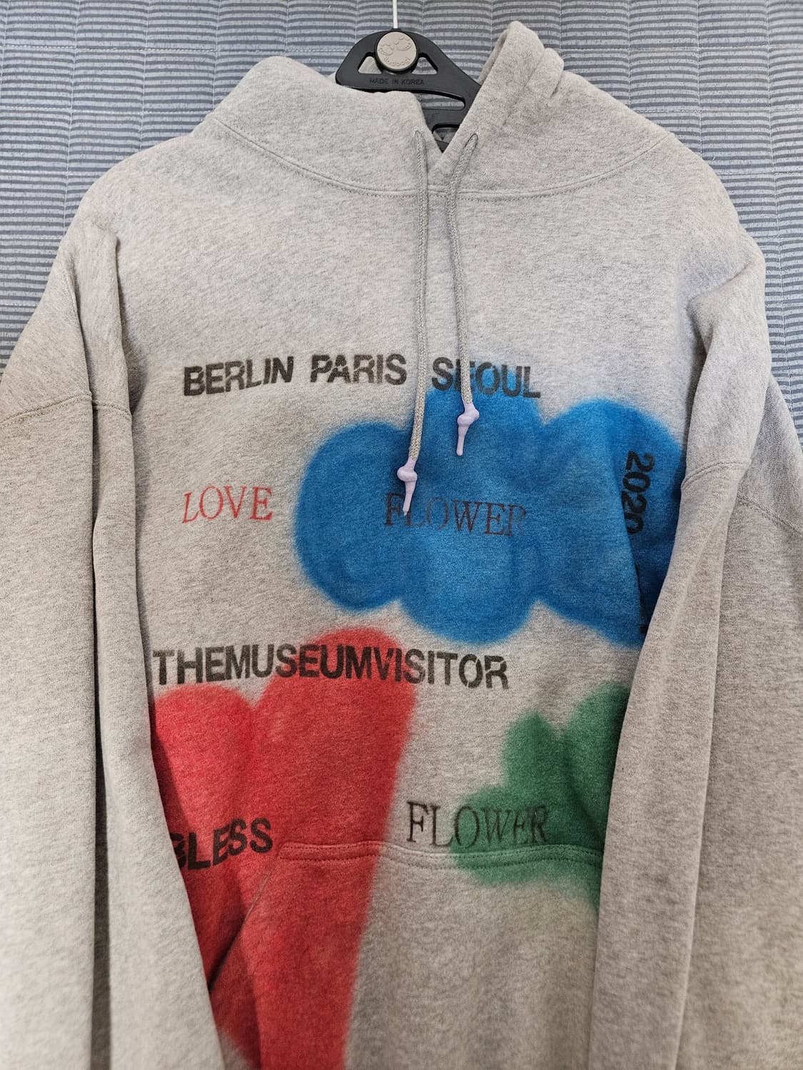 더뮤지엄비지터 20fw 스프레이 후드티 상품이미지1