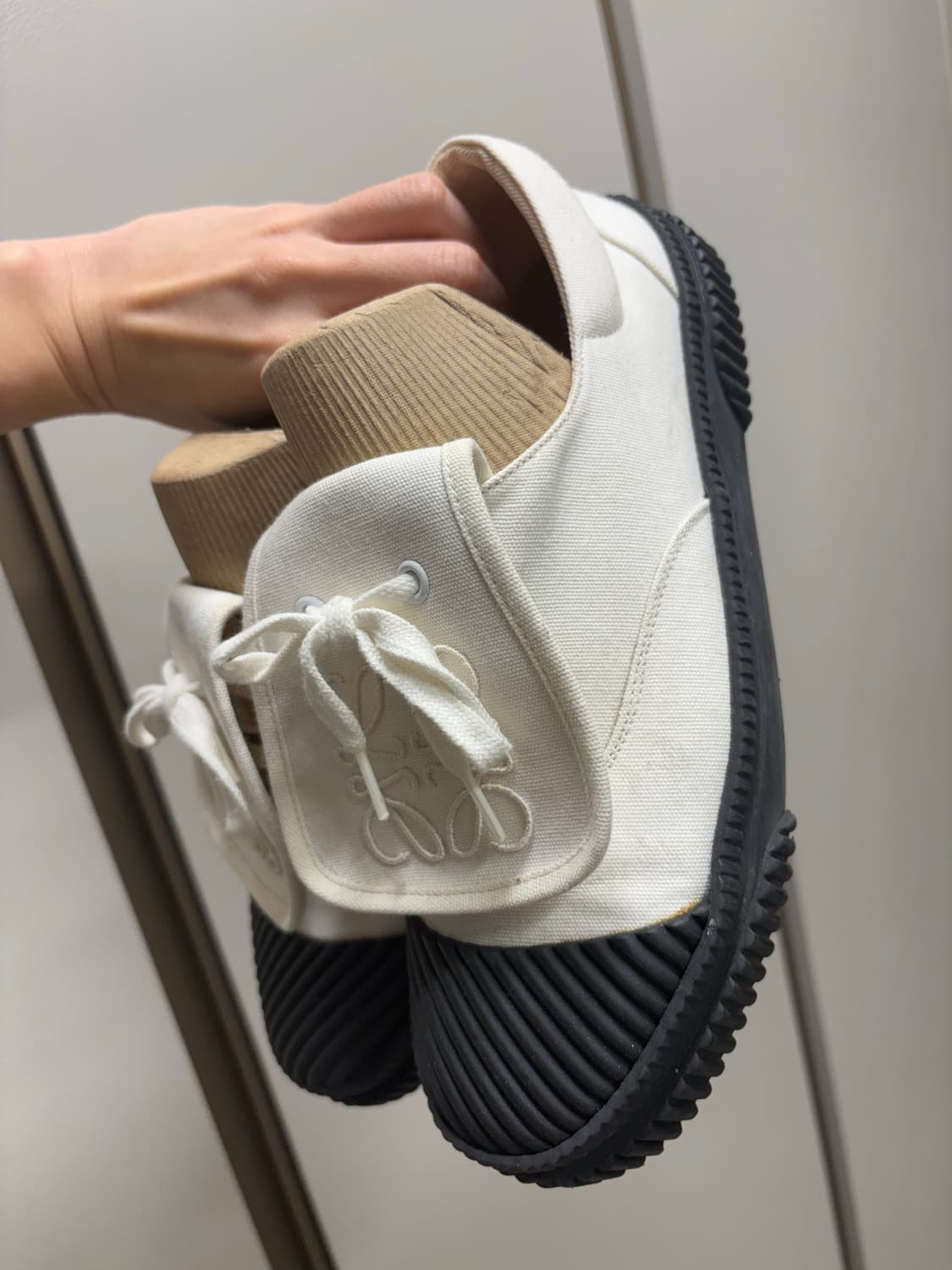 풀박스!! 로에베 아나그램 자수 플랫 스니커즈 38 상품이미지7