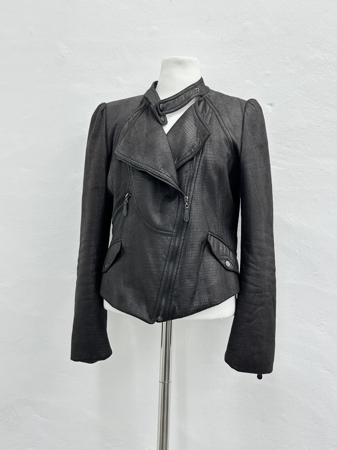 Asymmetric croco pattern dark brown jack 상품이미지1