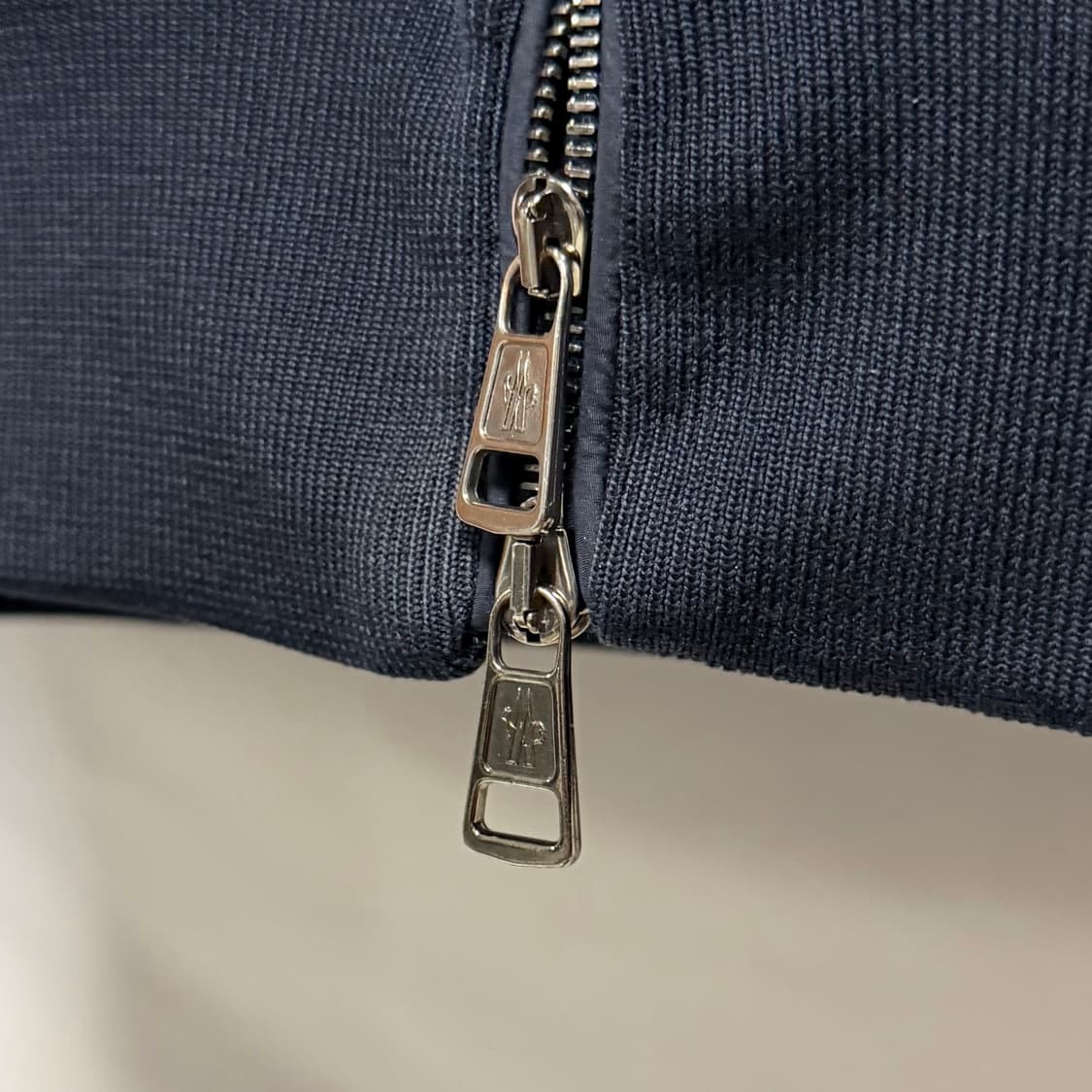 [S+급/M] 몽클레어 니트패딩 김현우 니트패딩 블랙 와펜 상품이미지7