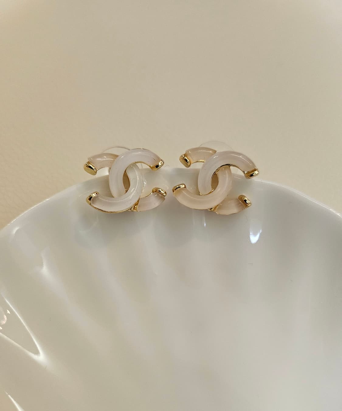 샤넬 호마이카 CC로고 화이트 귀걸이 업사이클링 상품이미지1