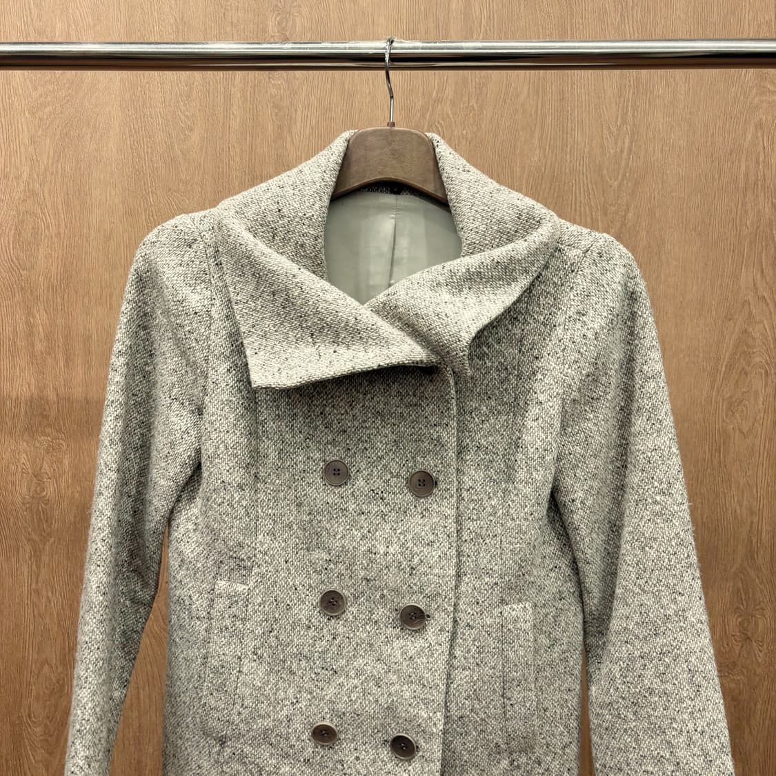 띠어리 울 블렌드 숏 피코트 더블 브레스트 트위드 텍스처 디테일 그레이 상품이미지4