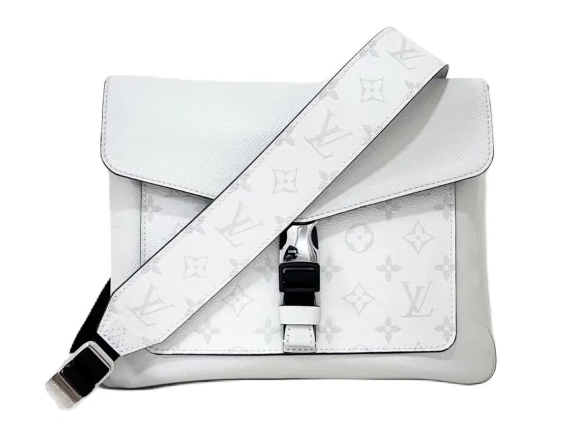 [OS]루이비통 LV로고 아웃도어 플랩 메신저백 상품이미지1