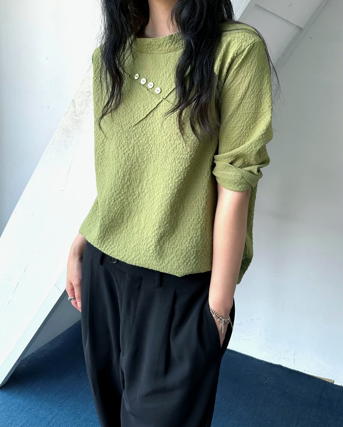 Natural volume fabric design neck top 상품이미지10
