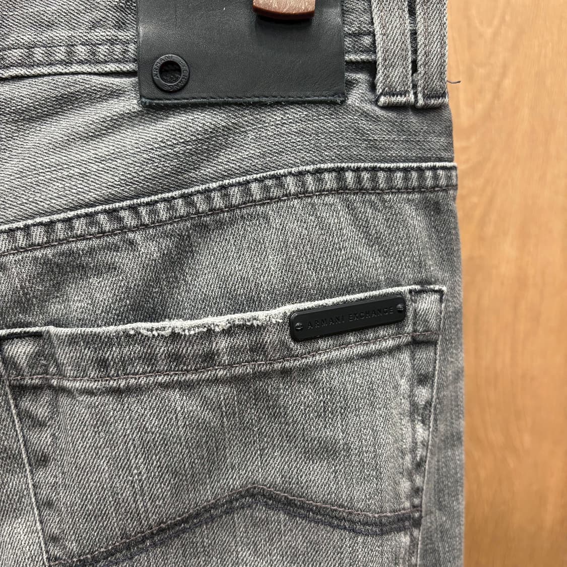 아르마니 익스체인지 스트레이트 데님 팬츠 빈티지 워싱 디테일 그레이 상품이미지6