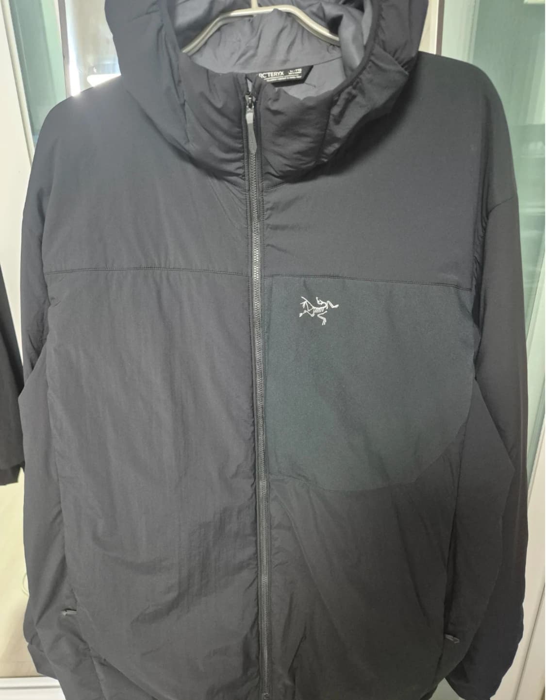 아크테릭스 프로톤 후디 블랙 색상입니다. XXL 사이즈로 넉넉하게 입으실 상품이미지2