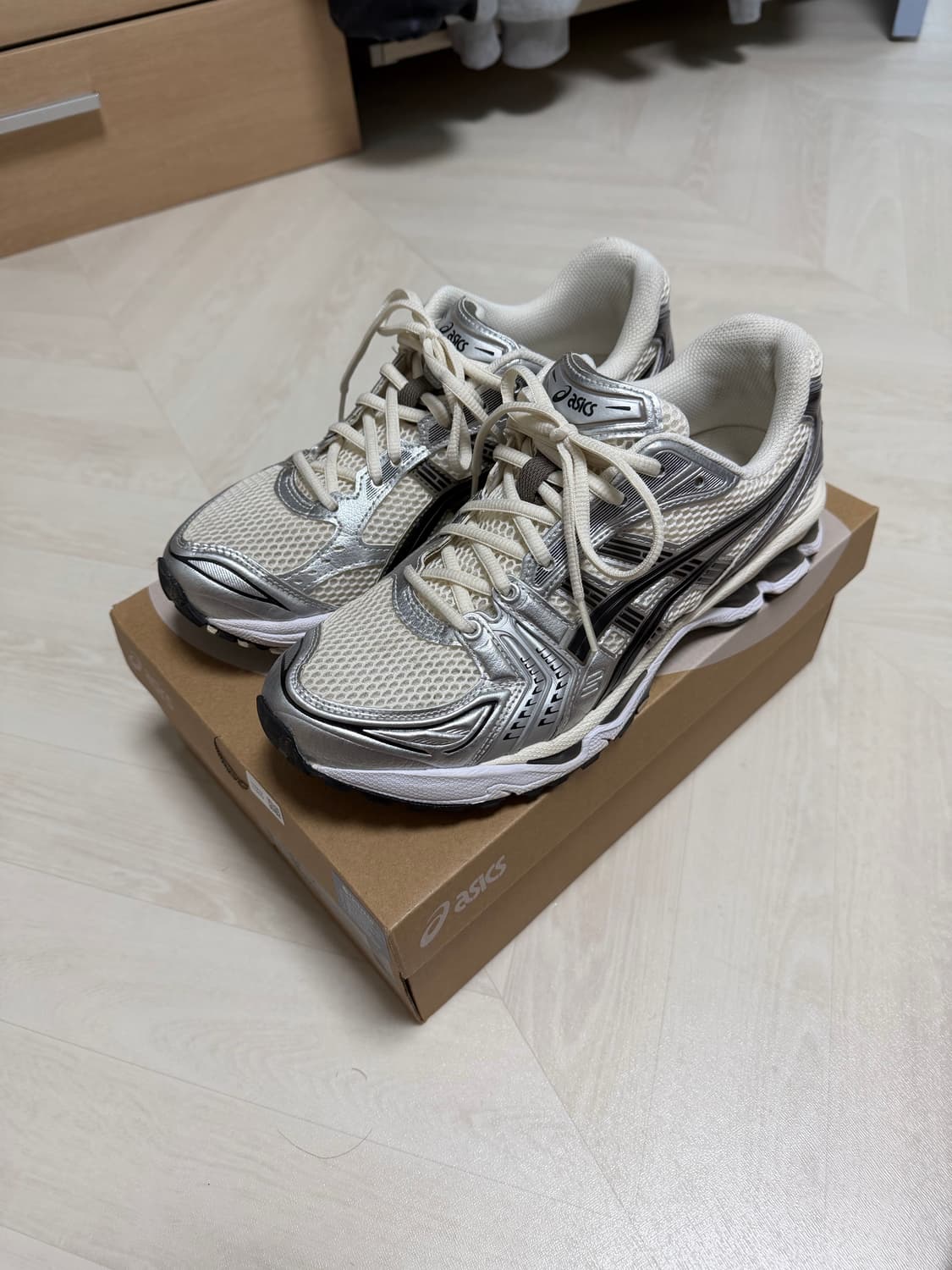 아식스 젤카야노14크림블랙 260 팔아요 상품이미지1