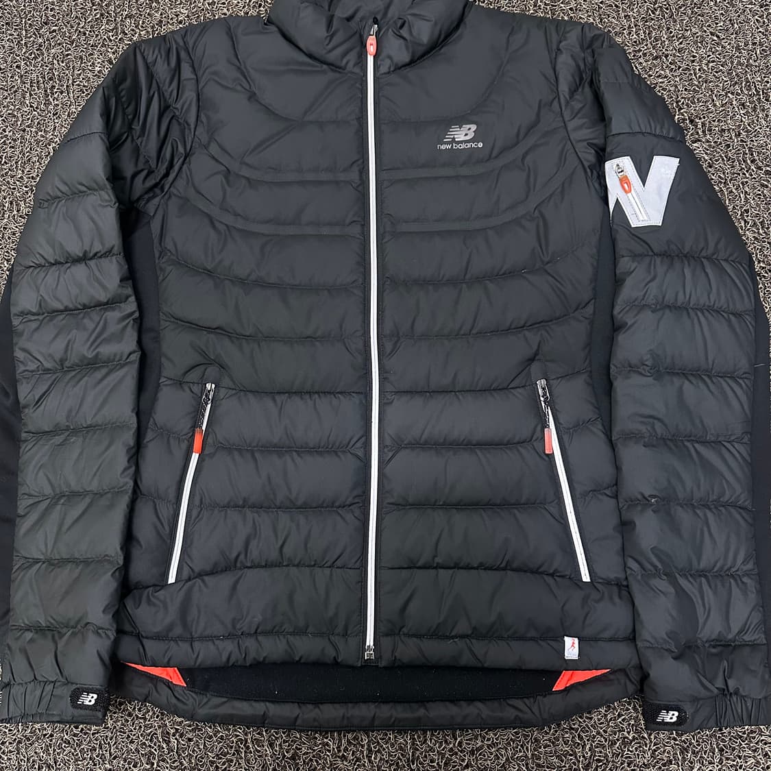 뉴발란스 여성 구스다운 경량 패딩 블랙 90(M) 상품이미지3
