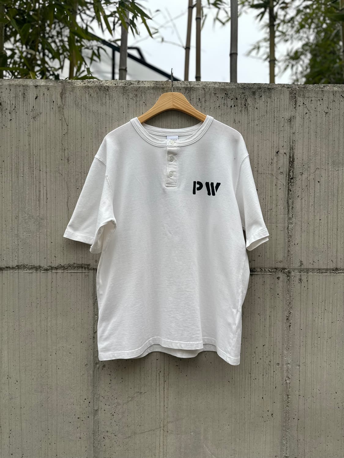 아웃스탠딩 x 유니폼 브릿지 P.W 헨리넥 티셔츠 상품이미지1