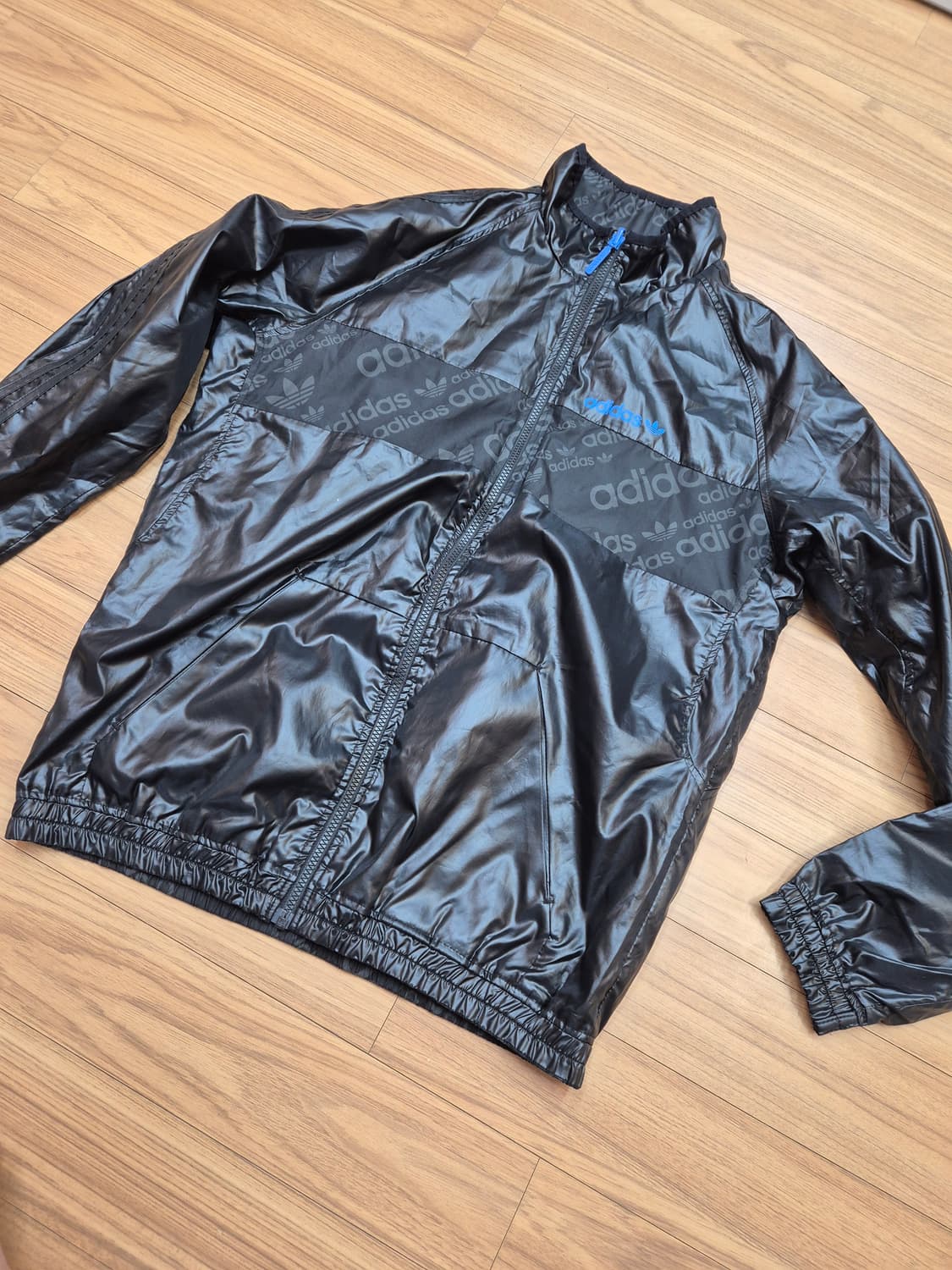 아디다스 블랙 로고 패턴 트랙 자켓입니다
- 사이즈는 110입니다
- 폴 상품이미지3