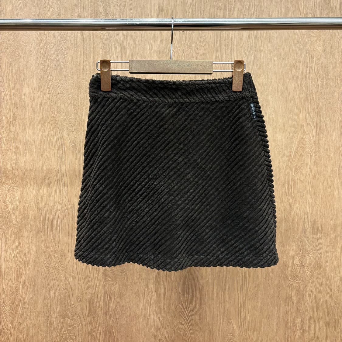 아르마니 진스 미니 스커트 코듀로이 사선 텍스처 패턴 지퍼 디테일 브라운 상품이미지3