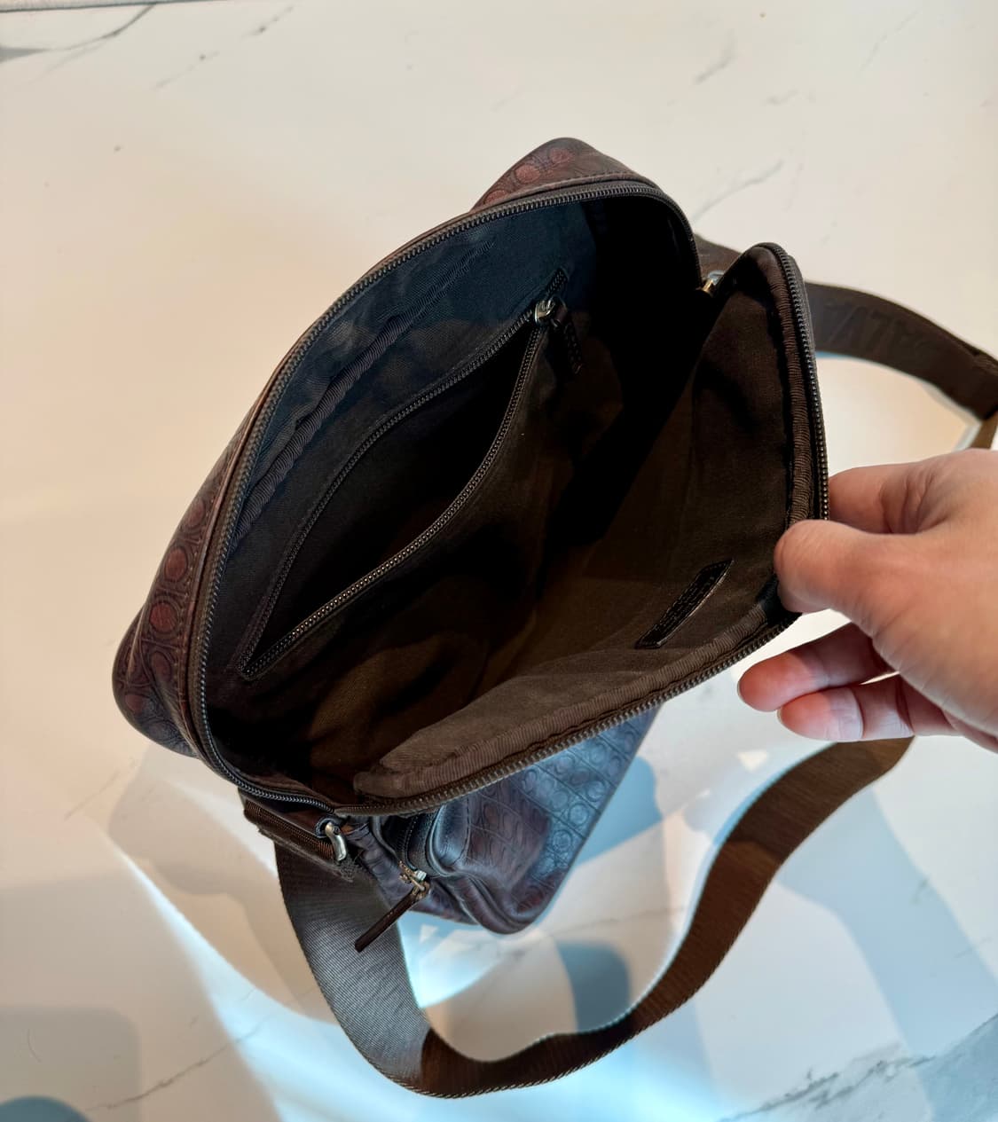 페라가모 남성 크로스백 다크 브라운 상품이미지4