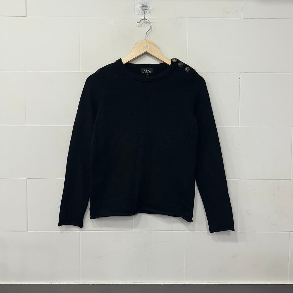 A.P.C. 어깨 견장 니트 상품이미지1