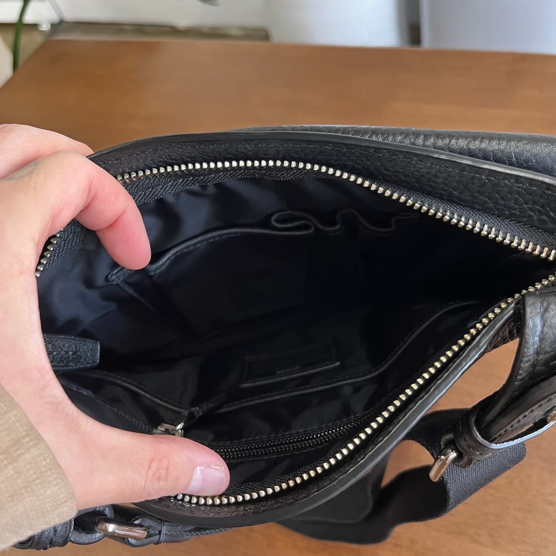 투미 레더 크로스백 상품이미지3