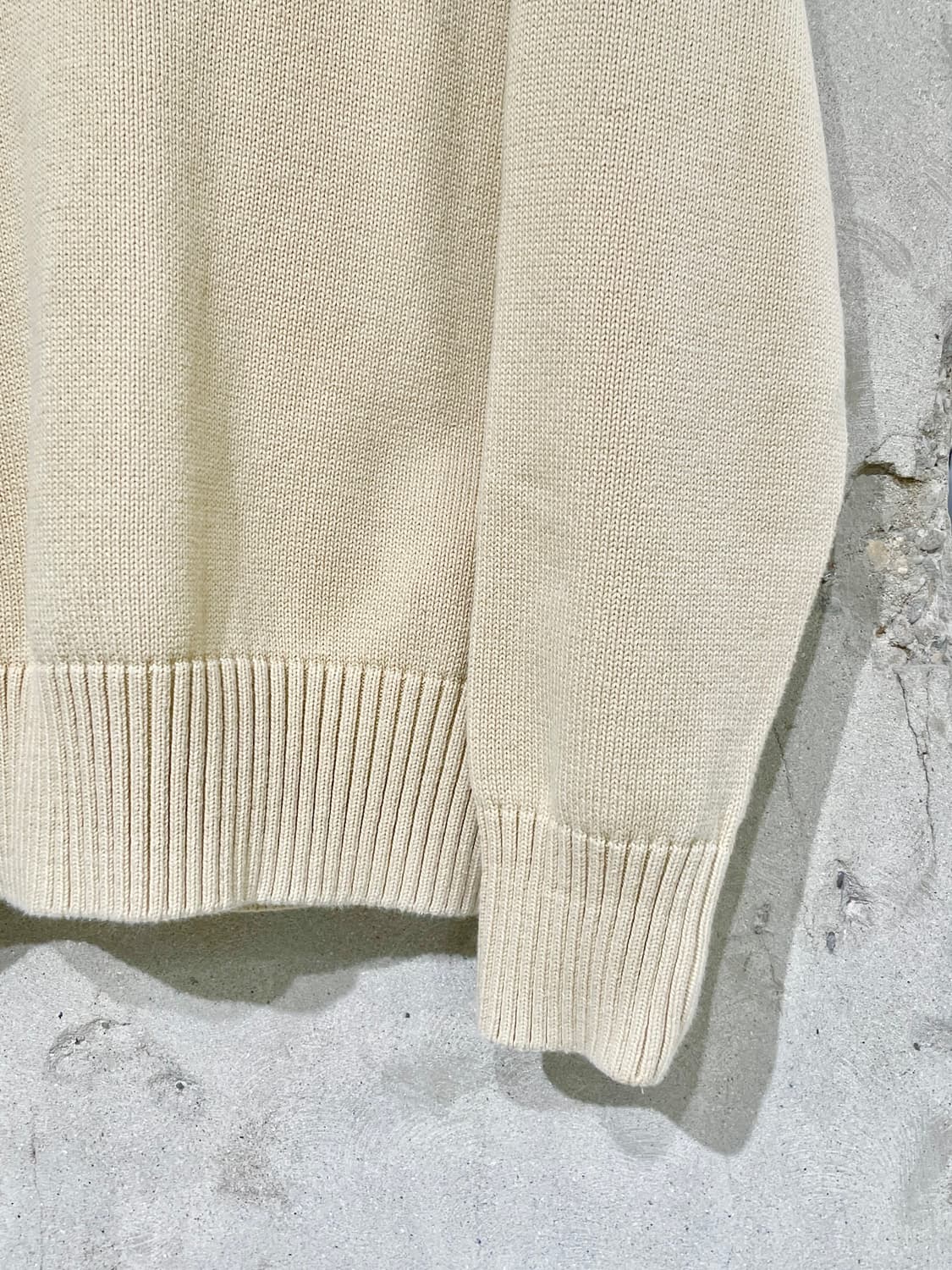 아미 베이지 하트 로고 V넥 스웨터 상품이미지5