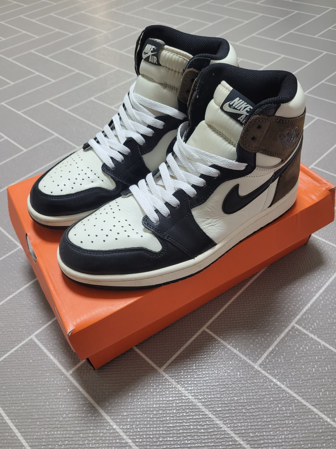 나이키 에어 조던 1 레트로 하이 OG 다크 모카 270 상품이미지1