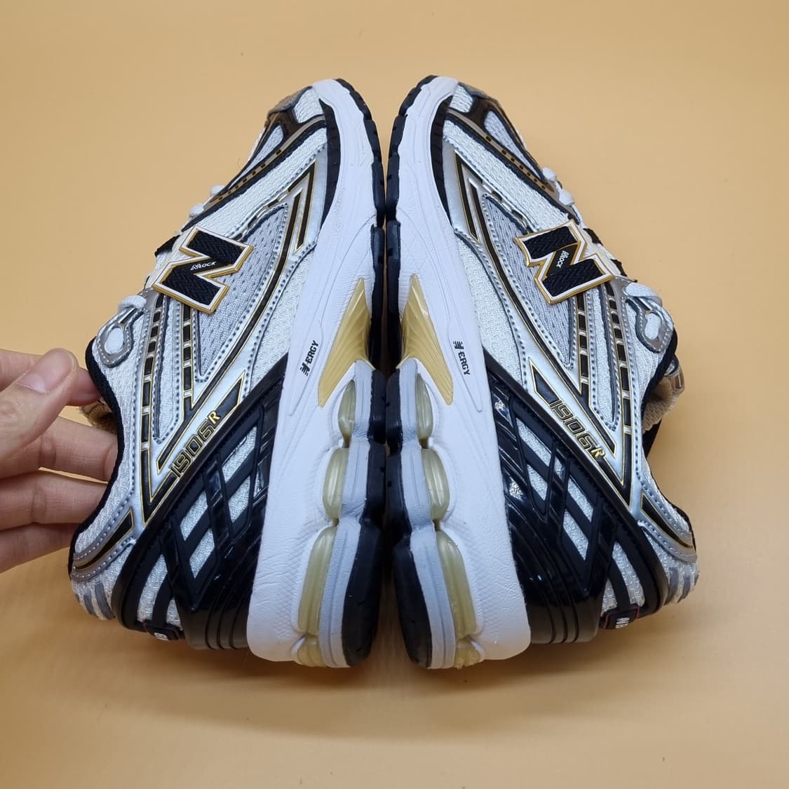 뉴발란스1906R 화이트골드 여성운동화235. 상품이미지5