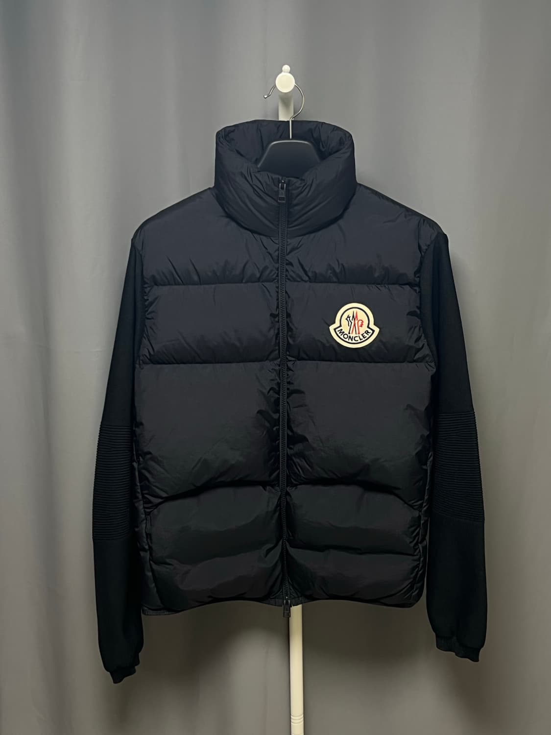 [정품] 신형 새상품 / 몽클레어 빅로고 니트패딩 블랙 L size 상품이미지1