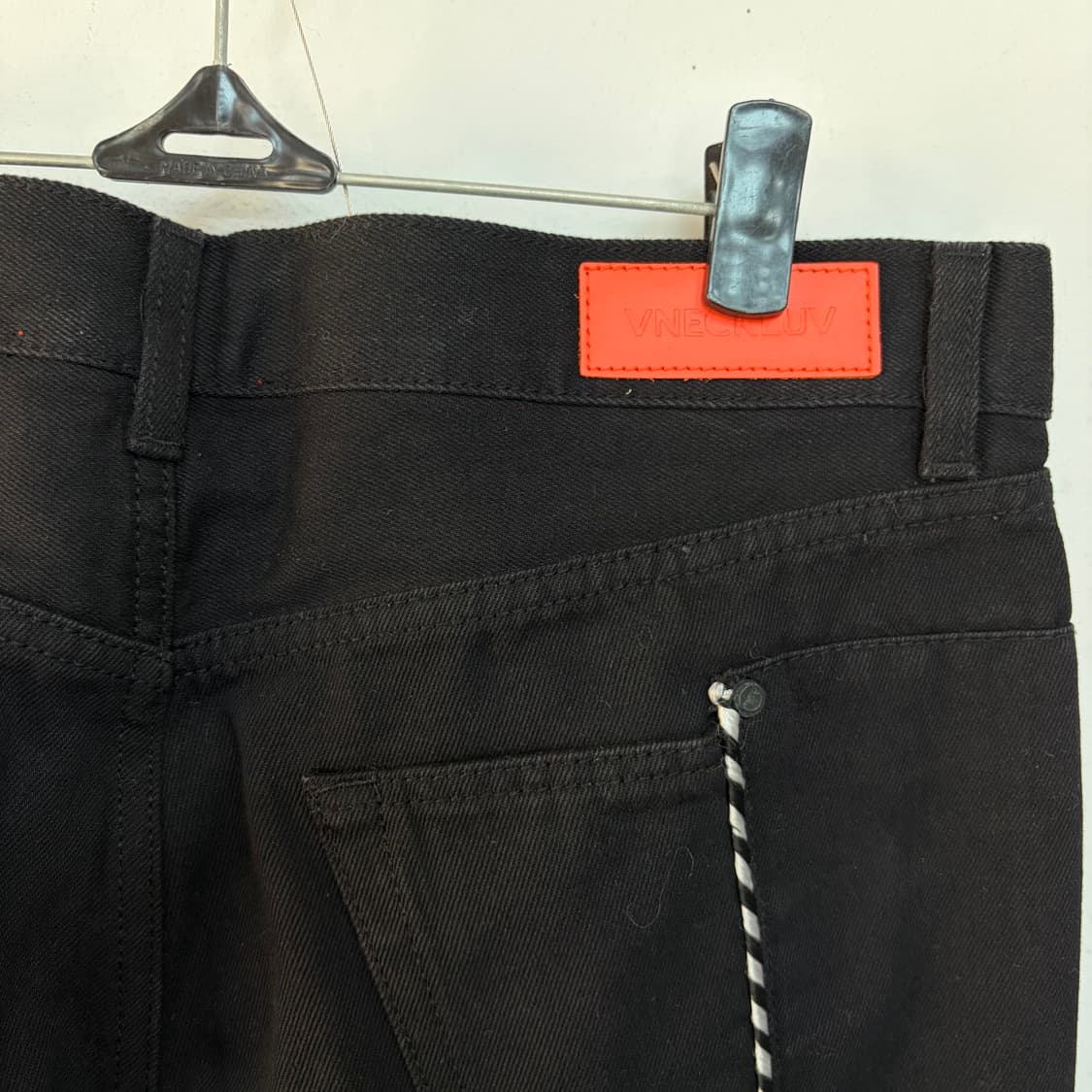브이넥러브 블랙 스티치 포인트 데님 팬츠 상품이미지4