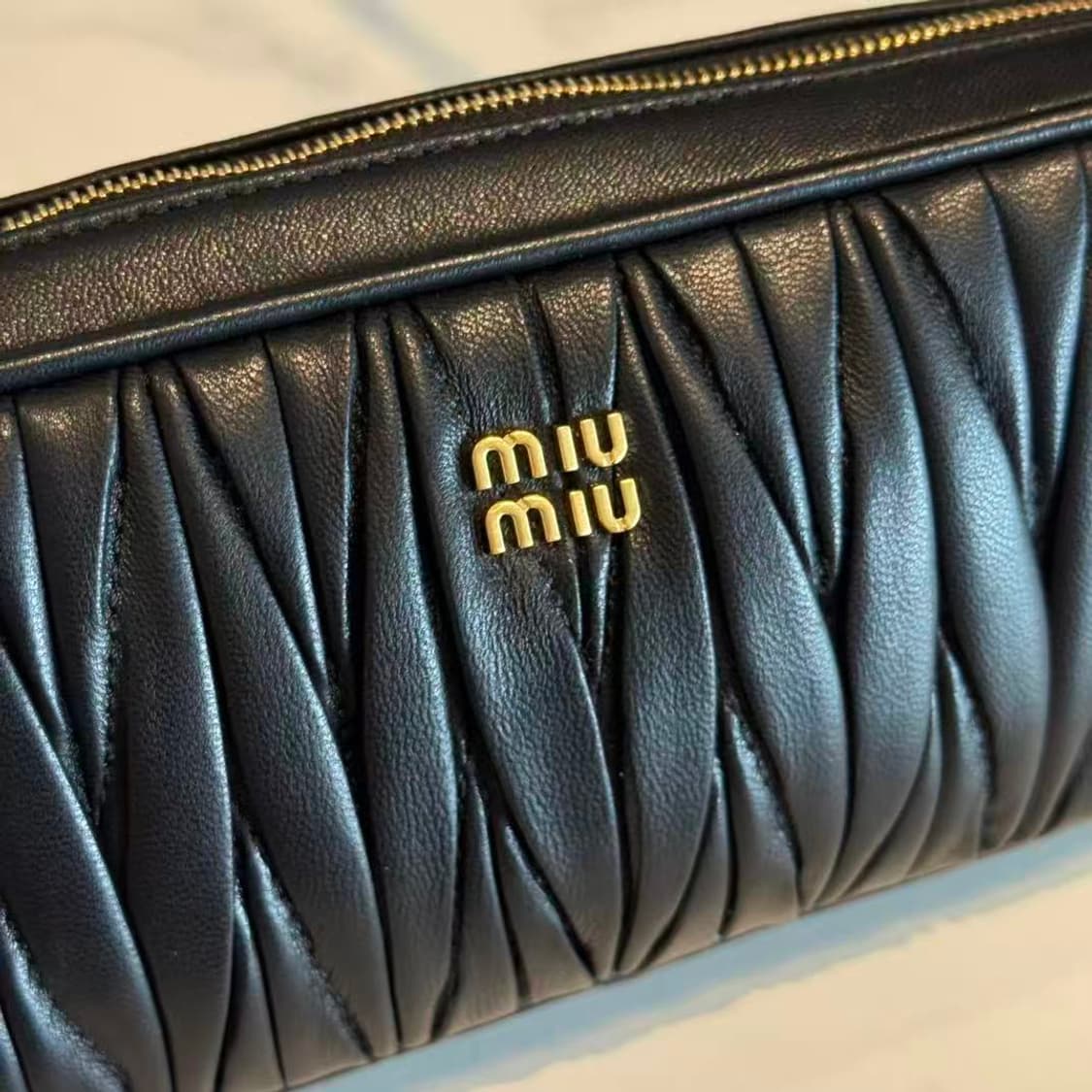 미우 미우 마테라쎄 나파 레더 파우치 블랙 5NE024 상품이미지3