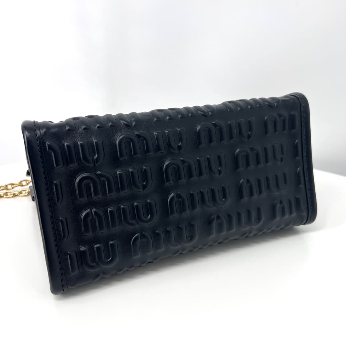 미우미우 엠보싱 로고 레더 토트백 & 숄더백 블랙 (5BA243) 상품이미지8