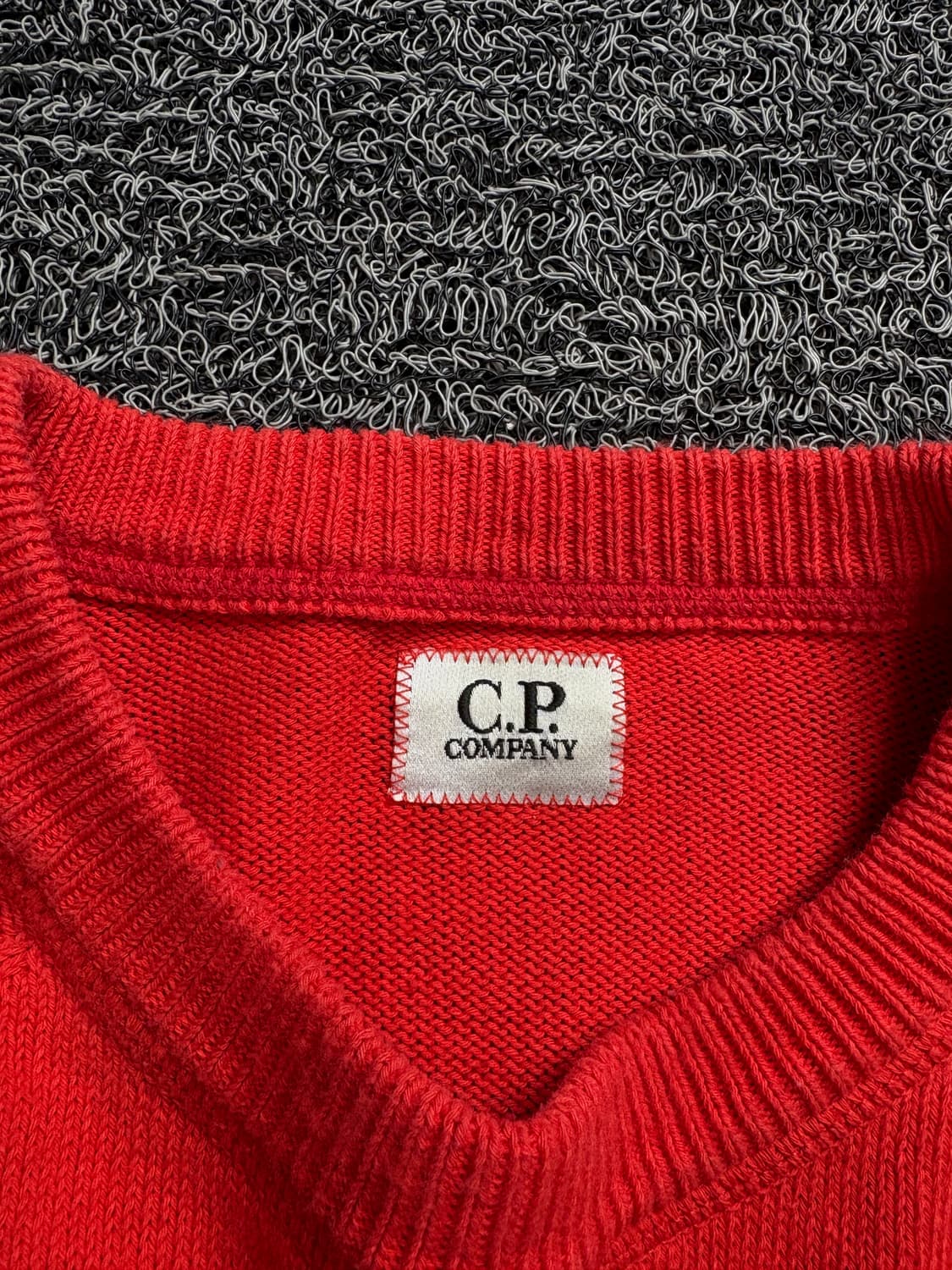 CP컴퍼니 11주년 렌즈 와펜 니트 레드 2028 상품이미지3