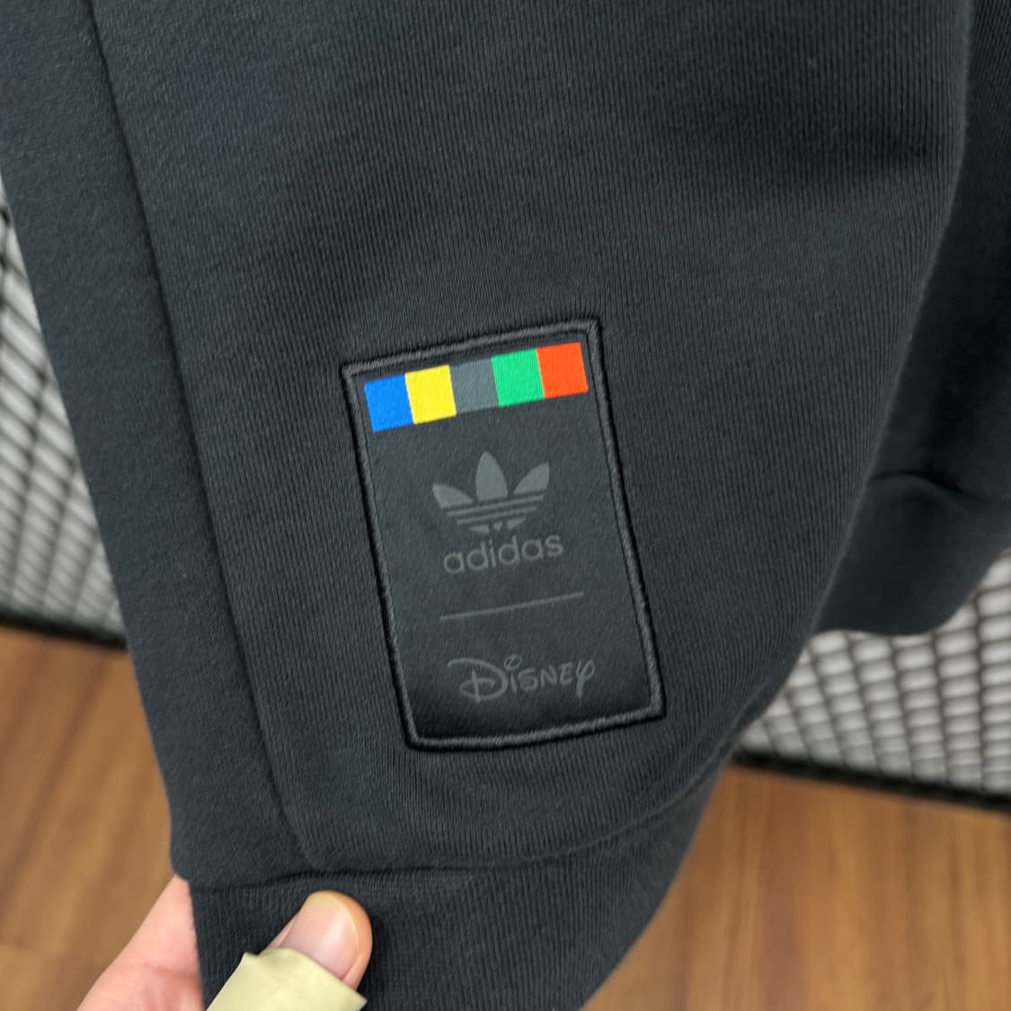 아디다스 X 디즈니 롱 슬리브 사이드 구피 프린팅 디테일 블랙 상품이미지6