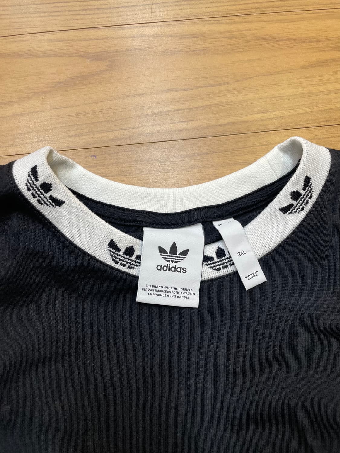 블랙 색상의 아디다스 긴팔 티셔츠입니다. 2XL 사이즈로, 흰색 삼선 포 상품이미지2