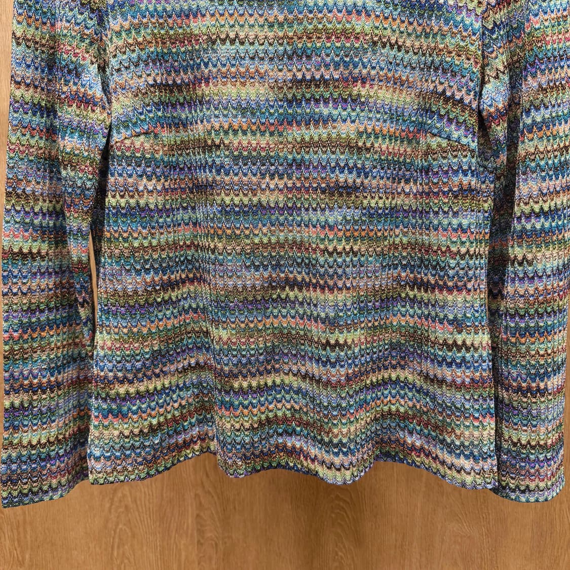 미쏘니 라운드넥 니트 롱슬리브탑 웨이브 패턴 디테일 멀티컬러 상품이미지5