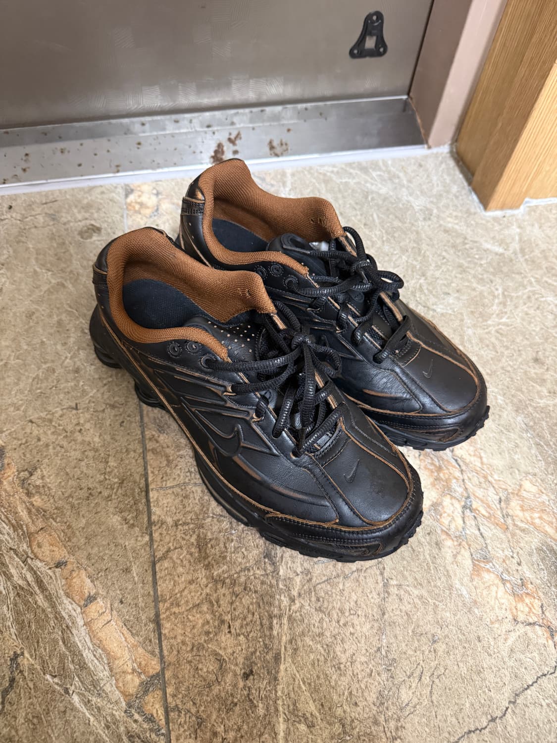 나이키 샥스 라이드 2 프리미엄 블랙 앤 라이트 브리티시 탄 265mm 상품이미지3