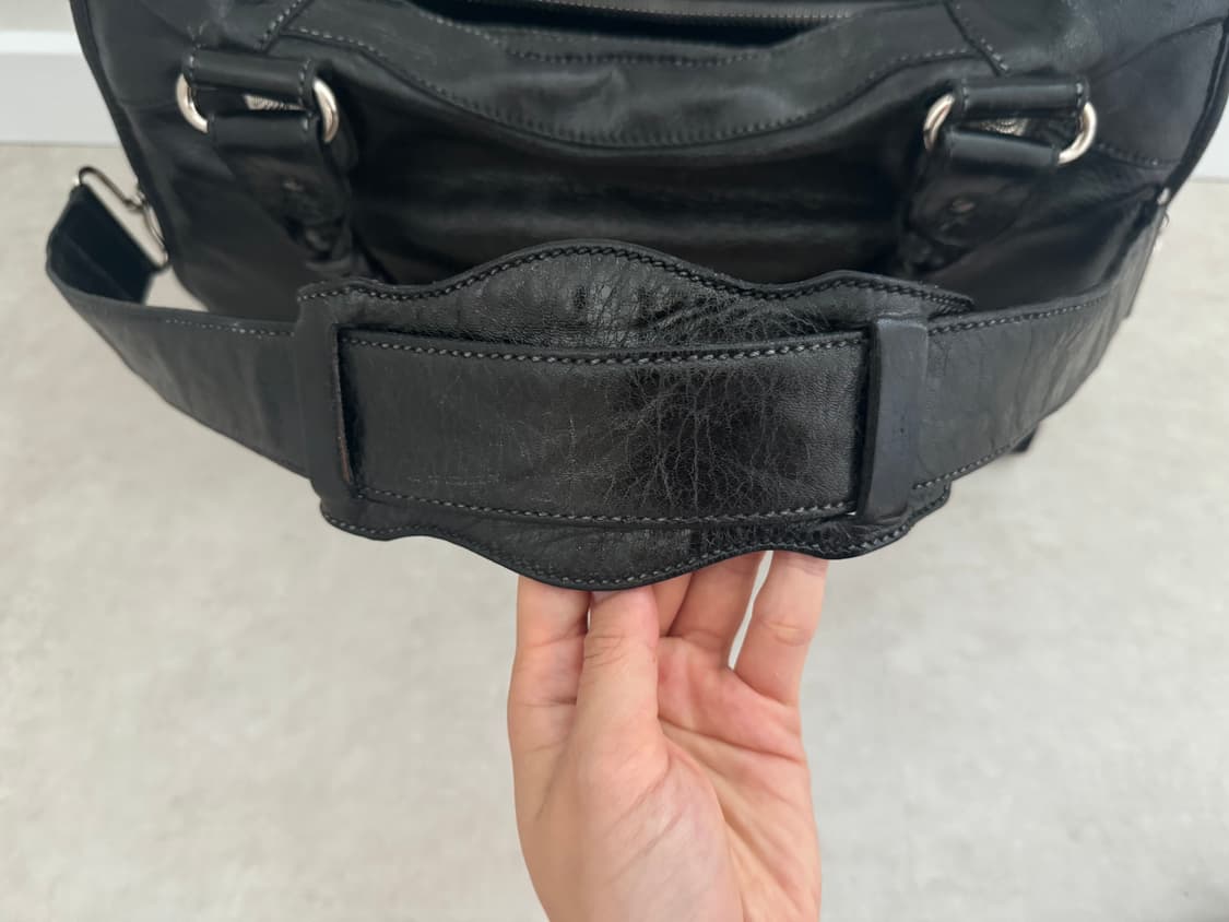 발렌시아가 자이언트 시티 모터백 미디움 블랙 상품이미지5