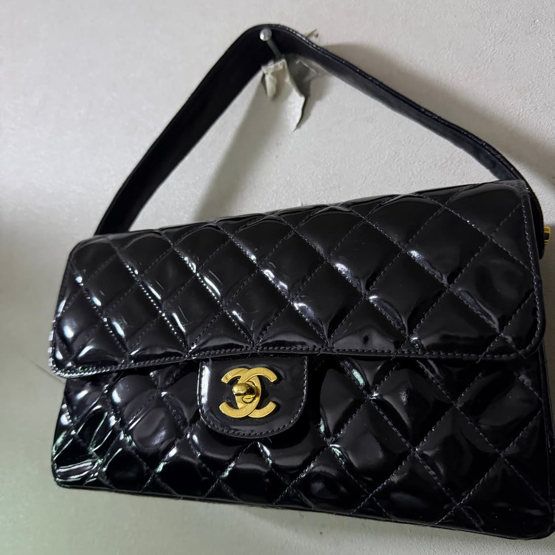 샤넬 블랙 페이던트 퀼팅 CC 양면 숄더백 상품이미지2