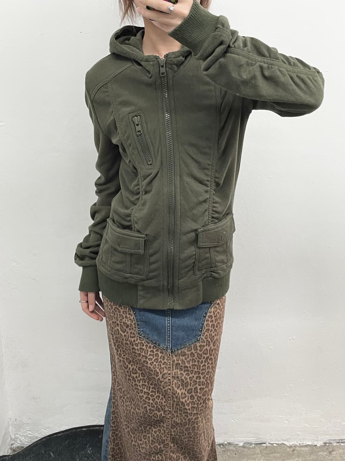 y2k 카키 셔링 포켓 후드집업 상품이미지4