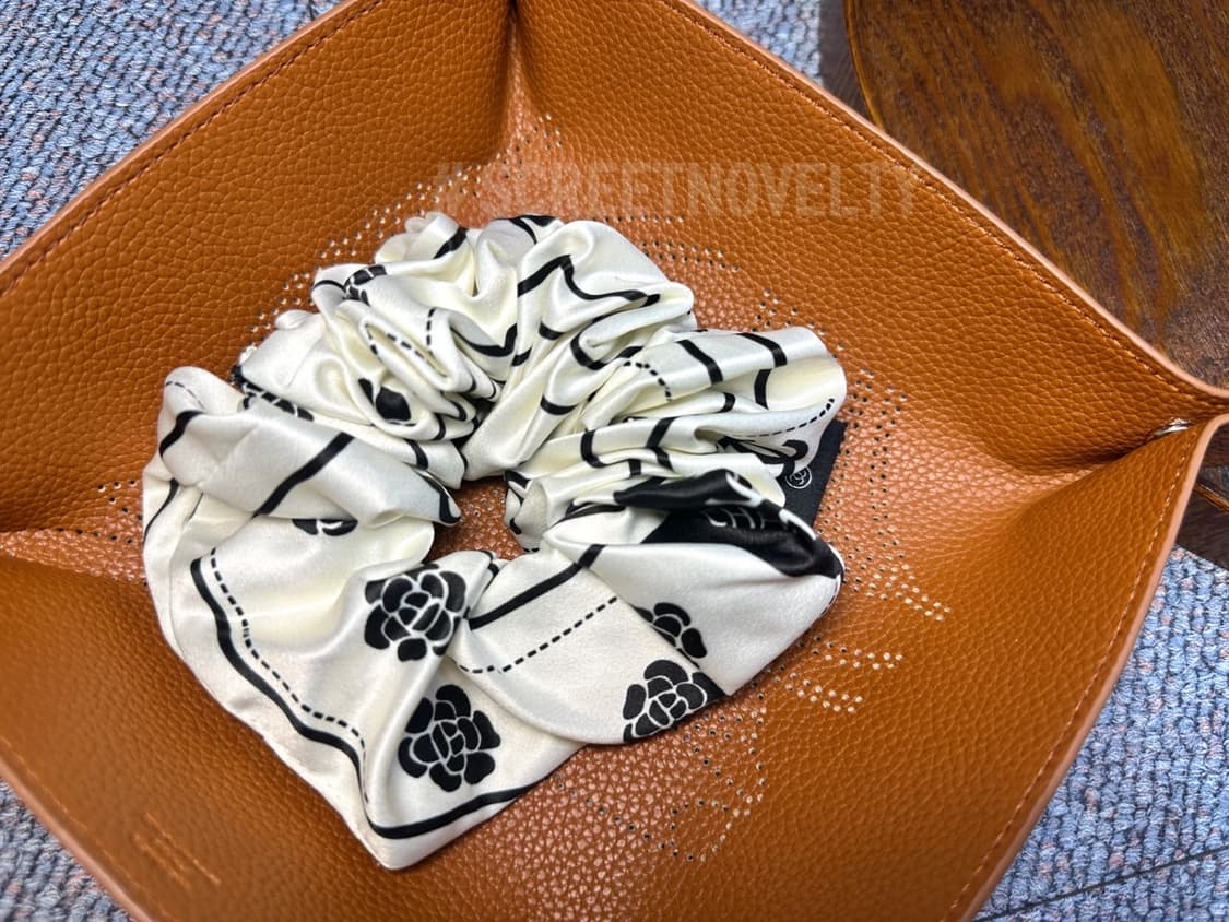 샤넬 까멜리아 헤어슈슈 화이트 상품이미지5