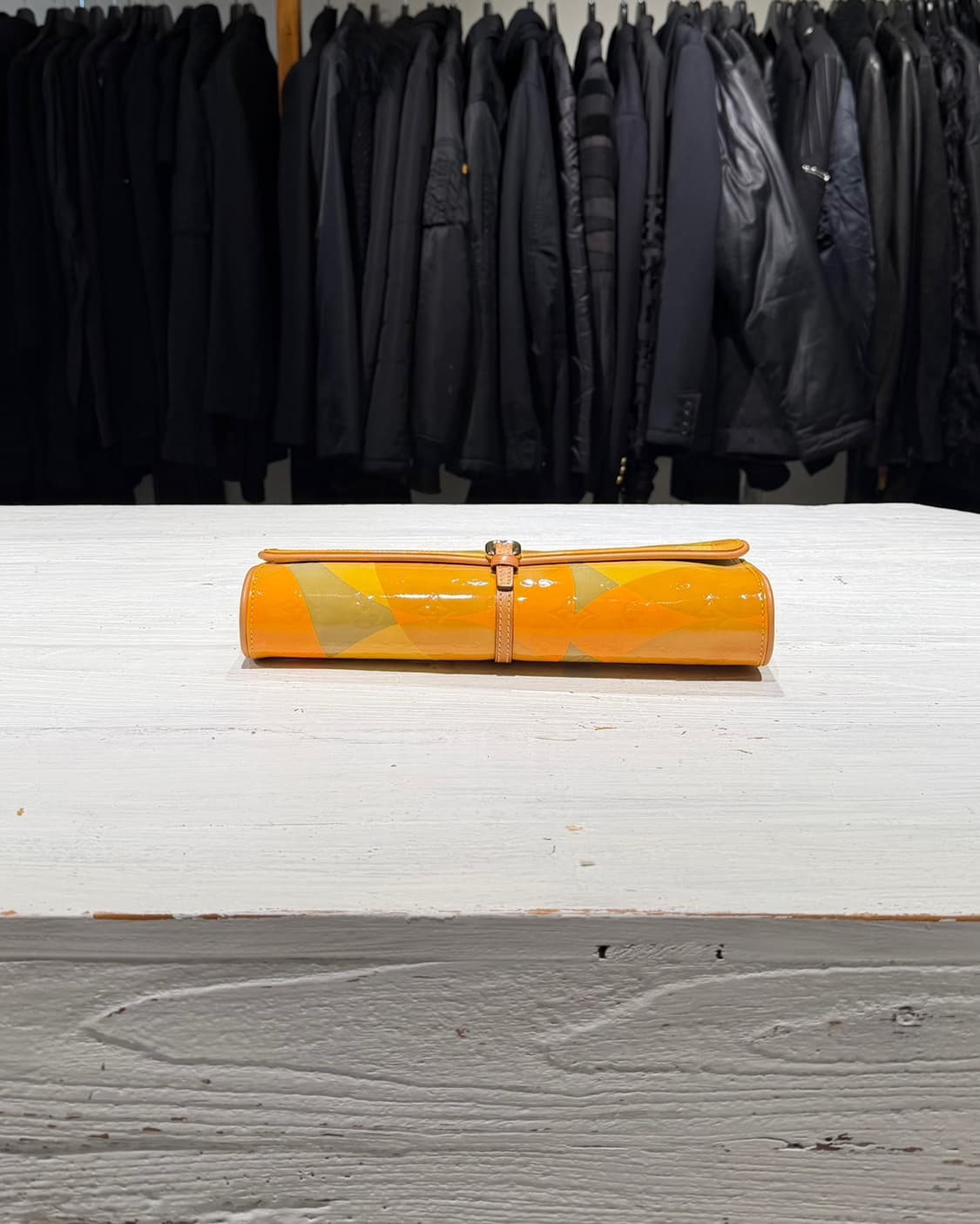 루이비통 옐로우 모노그램 베르니 클러치 상품이미지4